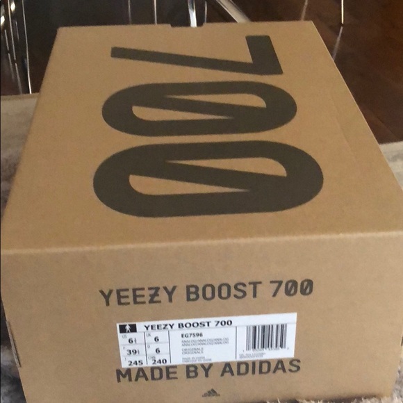 adidas yeezy 700 box